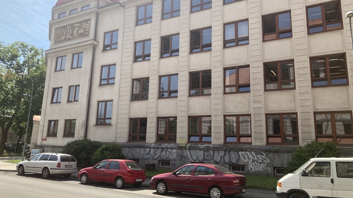 Student vyskočil nebo vypadl z okna školy v Budějovicích